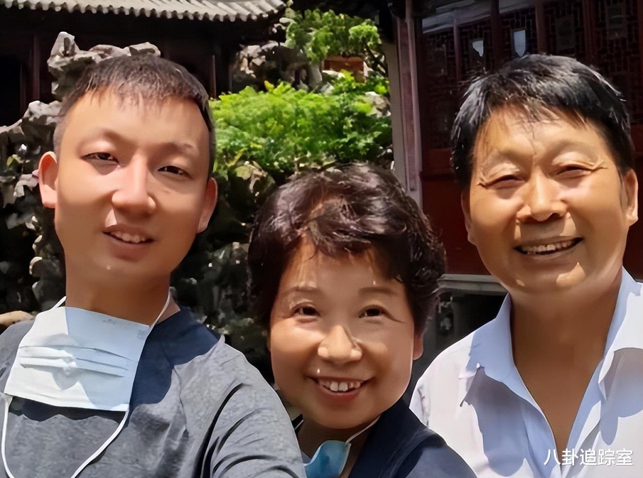 姚策|马后炮?堂嫂晒照给姚策庆生,让其抓紧爸妈的手,三宽发言惹争议