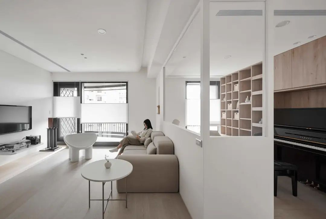 112㎡三房两厅,原木色和暖白色为主,打造出一个知性优雅的空间。