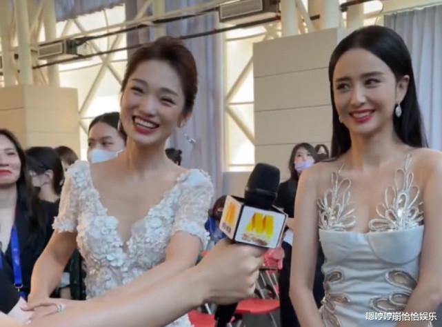 佟丽娅|自信心和仪态对女明星而言有多重要？看看佟丽娅和蓝羽就知道了！