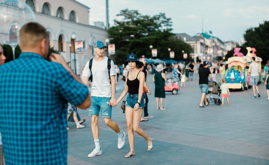 俄罗斯时尚短裤街拍来了！美女太多了，简单的短裤都衬得更美了