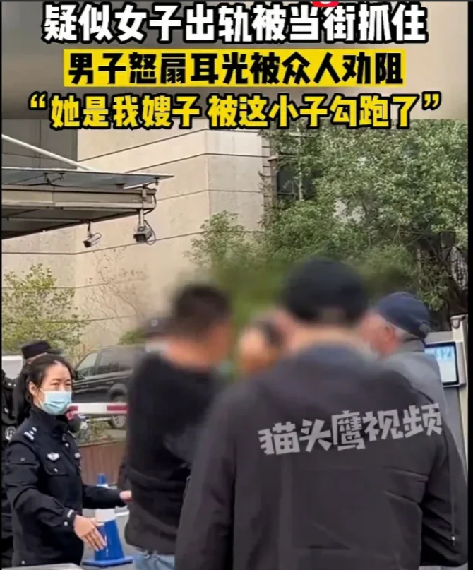 浙江温州，一名男子不顾众人劝阻，执意要殴打一年轻男子，现场十分混乱