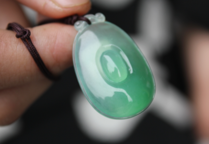 翡翠|翡翠市场上假冒伪劣很多，所以套对翡翠有了解，知道怎么进行鉴别