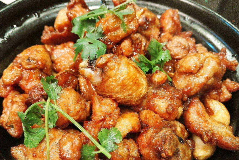 美味的三杯鸡，肉嫩汁浓，十分下饭！