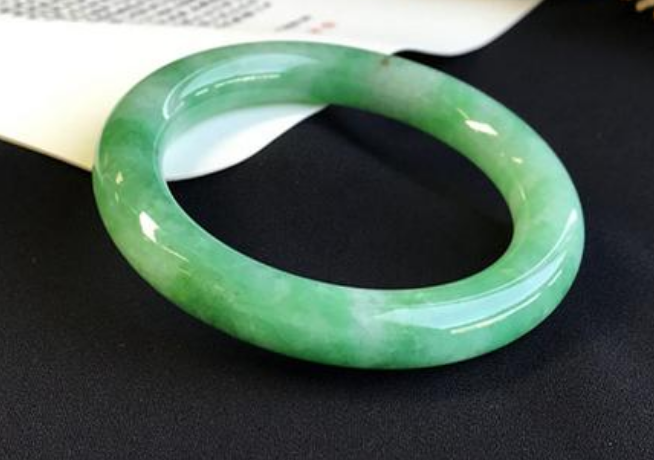 翡翠手镯|为什么每天辛辛苦苦保养的翡翠,颜色越来越难看,这也太奇怪了吧