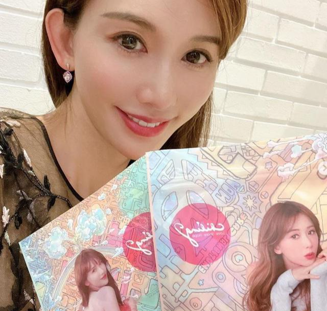 林志玲|林志玲和儿子一起画新年历，将一家三口的幸福藏在画中