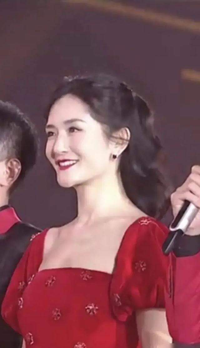 谢娜|谢娜成浪姐3主持人，张杰发文助攻！网友担心她主持能力