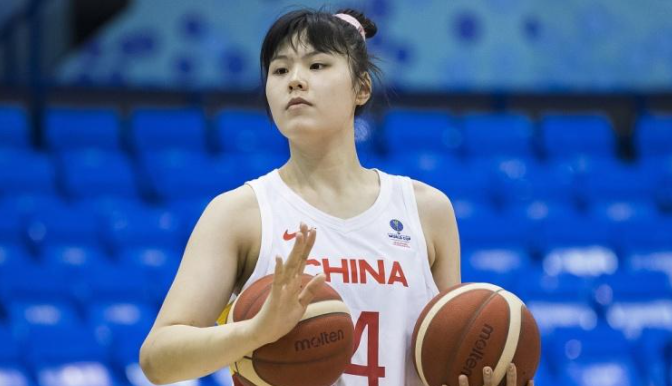 中国篮协|登热搜榜！篮协不同意李月汝加盟WNBA，舆论一边倒，姚明被批评