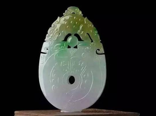 翡翠|翡翠原石一身是宝,即使是翡翠的边角料,也能够卖出很高的价格