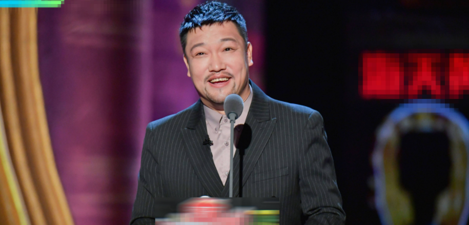 贾冰|贾冰为什么走红？放弃副处级干部职位，只为成为喜剧人，想不红都难