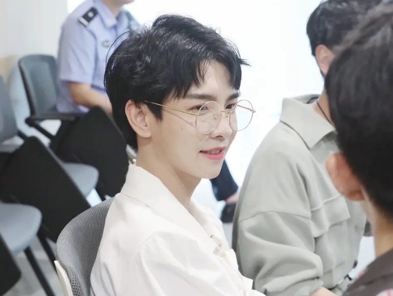 郑繁星|一朝爆红，暖心男孩郑繁星，用爱和温暖来这个世界