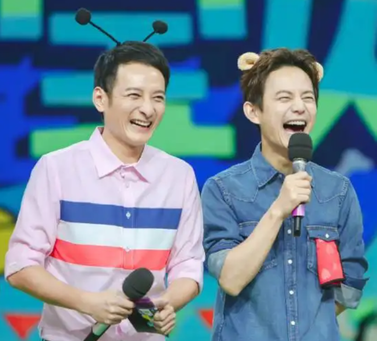 何炅|48岁何炅近照惹争议,路边买咖啡无人识,身材瘦小似女生