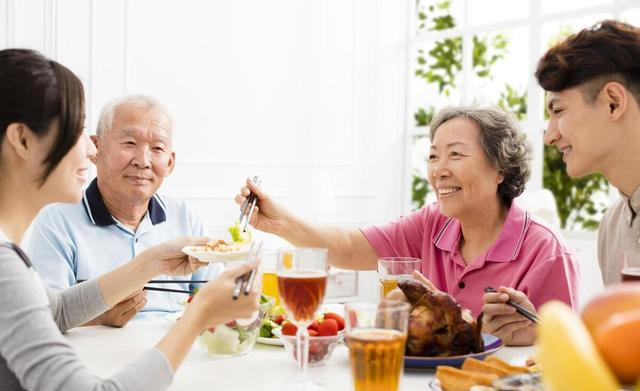 64岁大妈请男保姆养老,捂紧50万存款谁也不给,儿媳:你长点心吧
