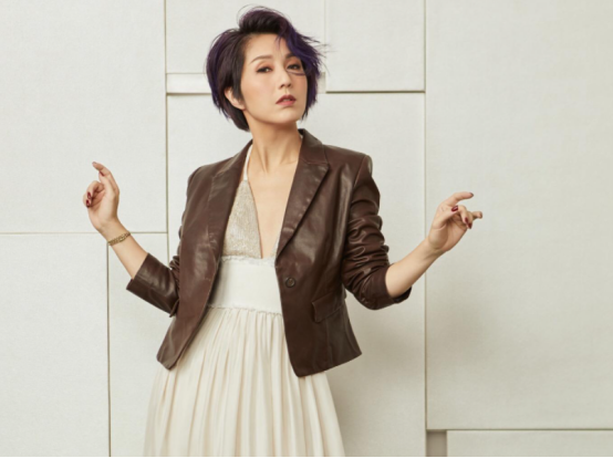 杨千嬅一开始并不是一位艺人,她一直学习的是护士专专业,而且在一开始