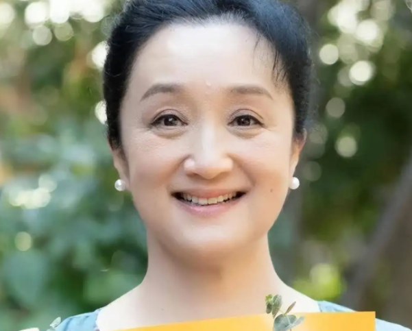 杨昆|杨昆:别墅因交不起物业费被拍卖,58岁无子女,带货直播讨生活