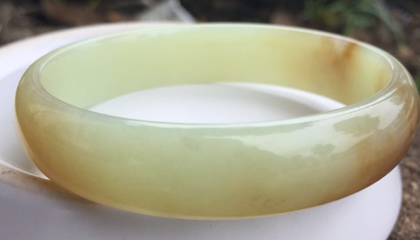 |被称为无价之宝的和田玉,佩戴的时间久了,上面为何有发黄迹象?