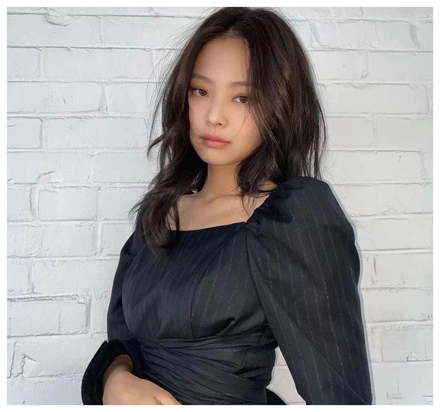 被赵露思的“韩式波浪卷”惊艳了！精致有气质，太适合圆脸了吧