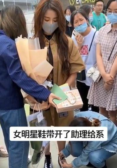 刘在石|林依晨产后复出为他人撑伞，给女儿用二手物品，活成女明星的反面