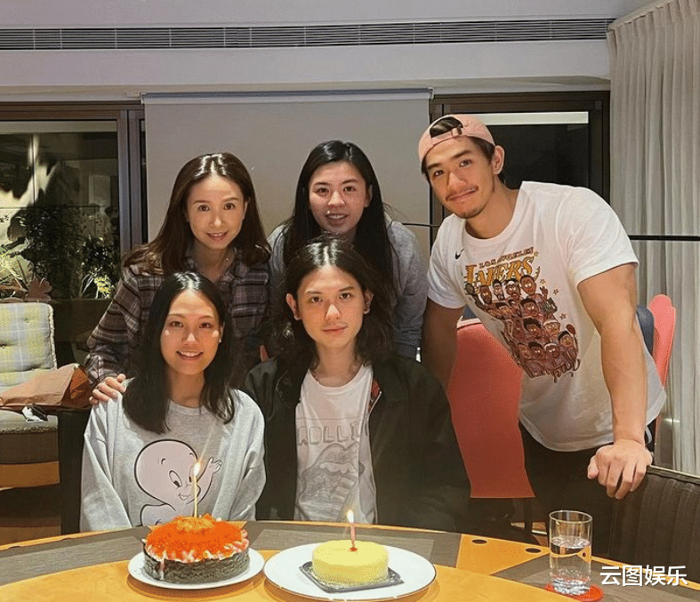 吴婉芳|霍启刚堂妹婚后首张全家福曝光，婆婆吴婉芳素颜出镜，54岁似少女