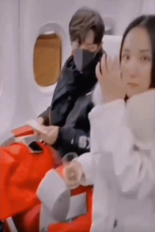 肖战|肖战方否认恋情,却与经纪人多次穿情侣装,粉丝脱粉曝光更多内幕