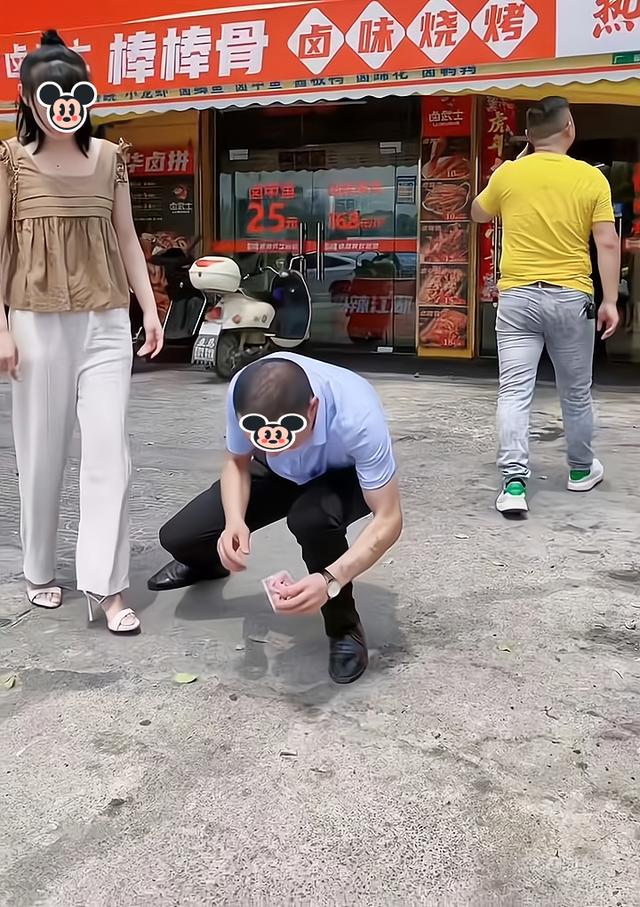 一男子贪便宜,捡到钱却不想还给别人,一旁的女友选择和他分手