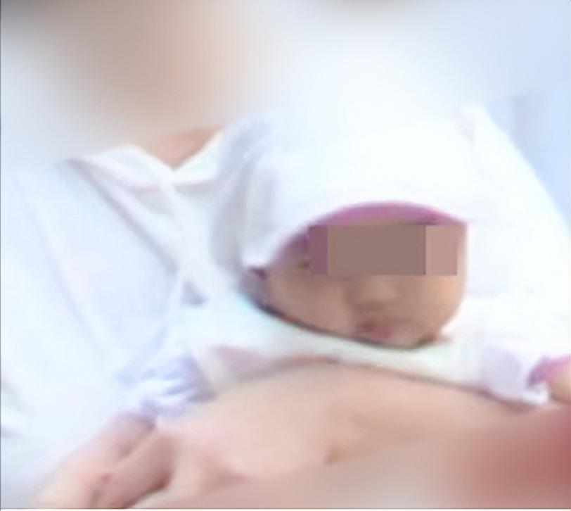 李嫣|海哈金喜带女儿散步，孩子五官随爸爸李亚鹏，长得太像姐姐李嫣了