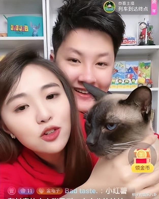 央视|央视主播金龟子的23岁女儿结婚，与老公相恋10年，承认蹭妈妈热度