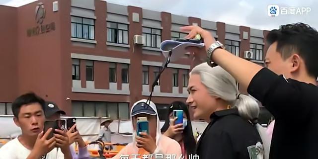 何晟铭|何晟铭片场被围观，“白发”造型惊艳粉丝，“每天都那么帅”