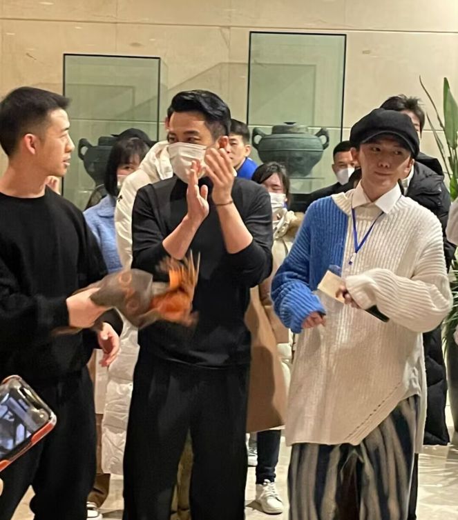 刘恺威|刘恺威李晓峰同框购物,有说有笑感情稳定,一起回家疑似同居