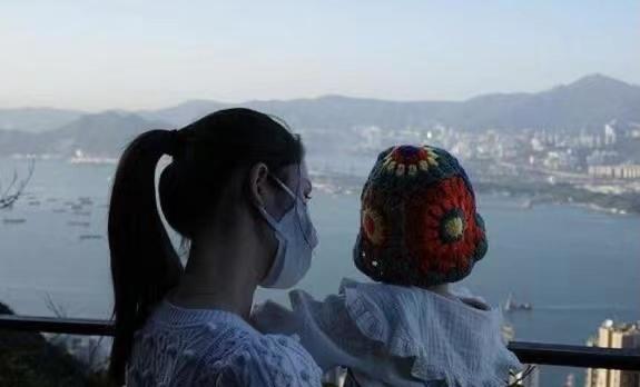 林峰|林峰带女儿游玩看香港海景，女儿戴的帽子抢镜，网友问有没有同款