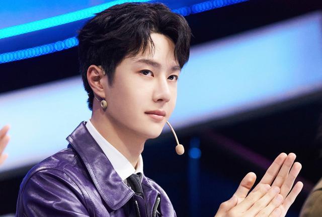 迪丽热巴|王一博去阎良拍戏，哪怕再低调，都抵挡不住当地人的热情