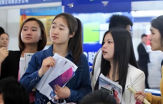 hr|资深HR坦言,这类大学生,简历不用翻开,看一眼就可以被淘汰了