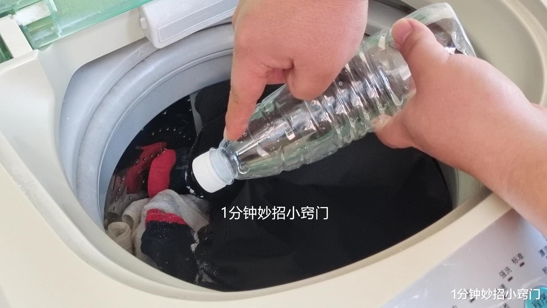 洗衣机里放1个塑料瓶,衣服洗完都像新的一样,还一点都不会乱