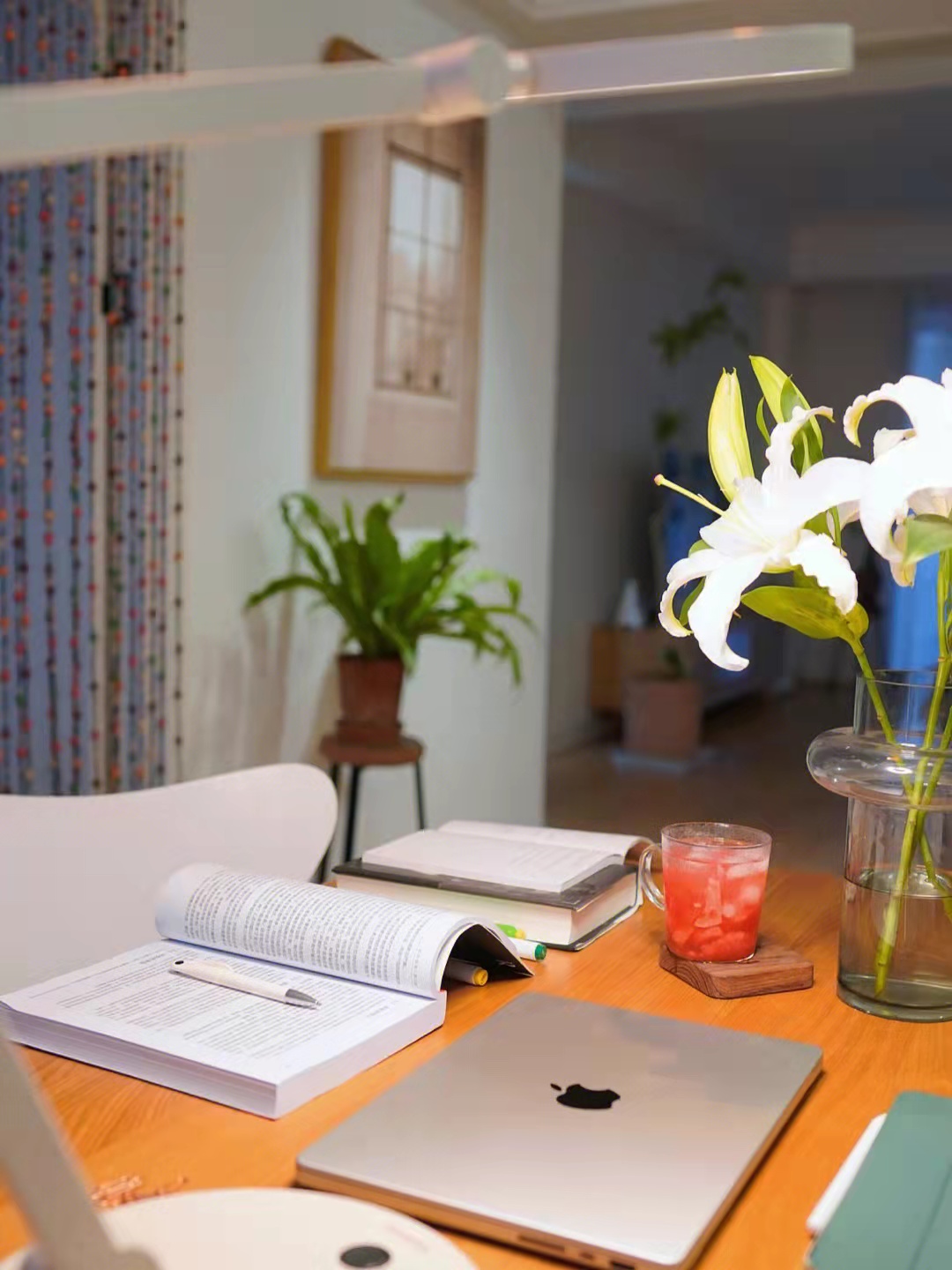 32岁独居女孩的原木风小家,过不被定义的生活,不结婚也很快乐