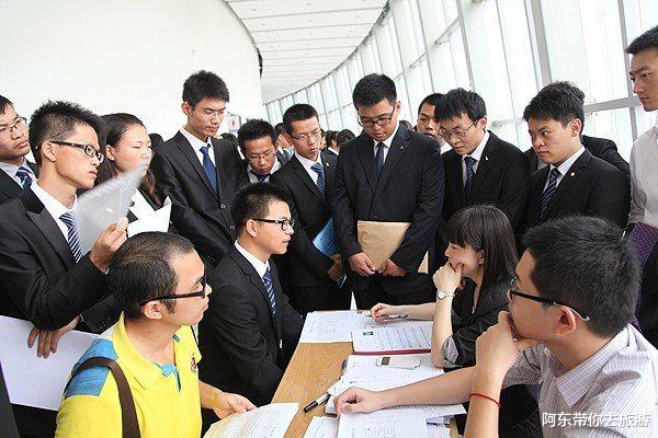 人才争夺战|女面试官:如何在30秒内让我自愿脱掉衣服?不用30秒,5秒就够了