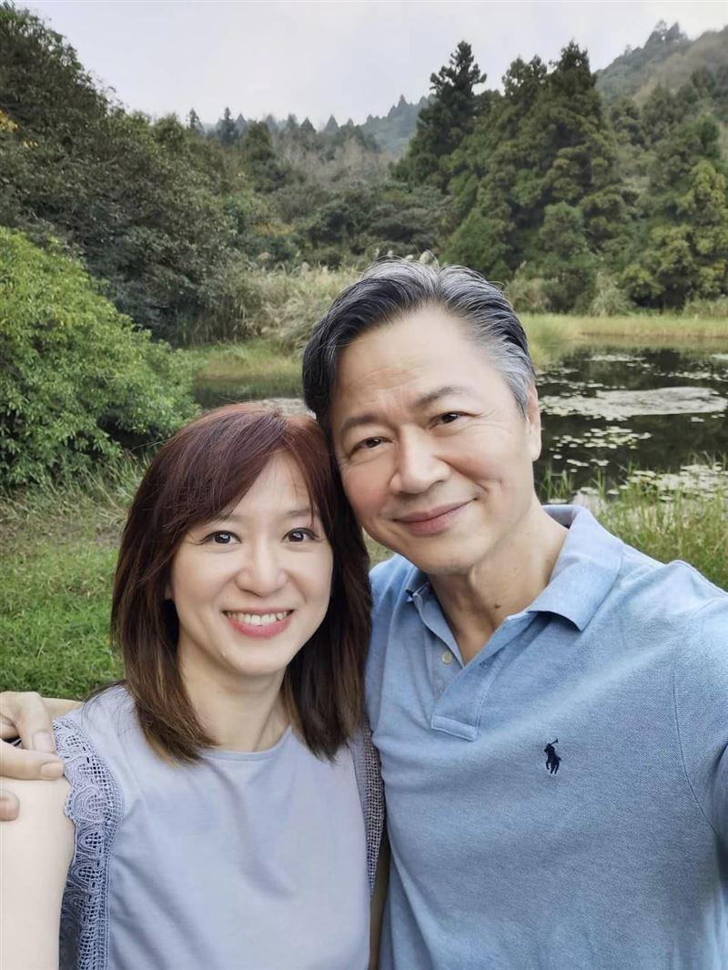 赖岳谦|新闻美女主播官宣二婚：一身红裙，嫁64岁教授！甜撒狗粮难掩幸福