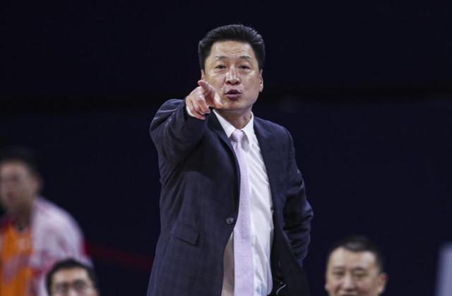 上海男篮|季后赛首秀9失误！上海02年小将交昂贵学费李春江让他首发引争议