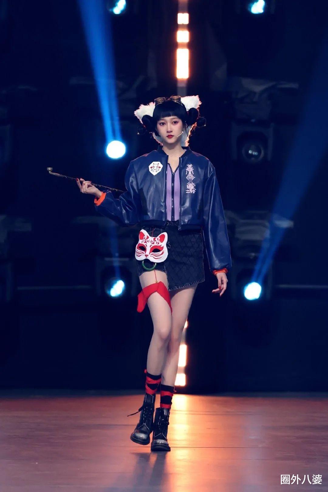 关晓彤|又一个男版鞠姐!偷塞10cm增高垫,却依然比关晓彤矮一个头