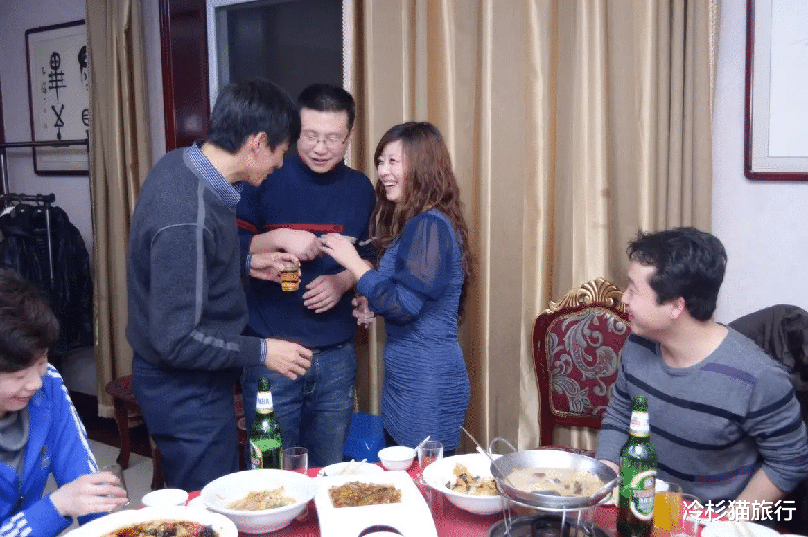 |职场喝酒,领导说“你辛苦了”,千万别乱回,牢记这3句“行话”