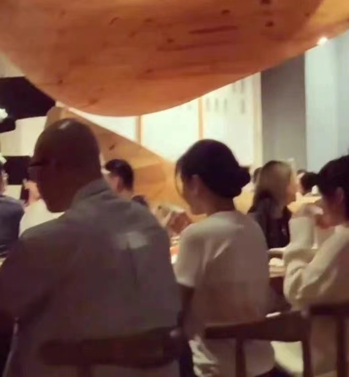 具俊晔|大S带老公聚餐！穿衬衫嫩成少女，53岁具俊晔猛男体型好有安全感