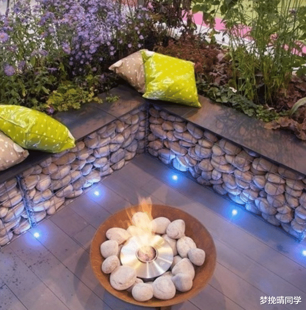 我家要有个庭院,就会在花坛延伸卡座,铁丝网包鹅卵石,独一无二