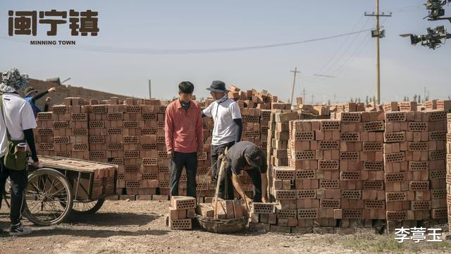 山海情|山海情剧组真狠：演员咬牙拍摄，用身体挡住风沙，人均晒黑好几度