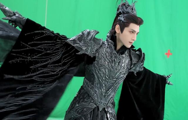 罗云熙|《长月烬明》罗云熙的绝美镜头,第1张图好像画,4套新造型好帅气