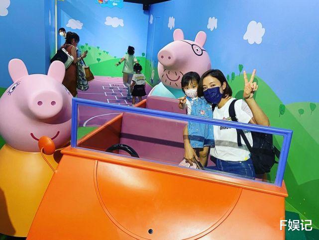 杨怡|杨怡带女儿出去玩难得晒母女合影 女儿越来越像妈妈了