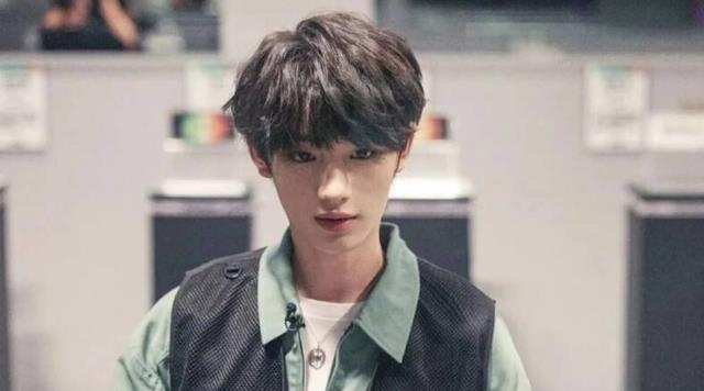 丁程鑫|丁程鑫身高有1米8？当看到他与172的娜扎抢话筒时：是谁撒谎了？