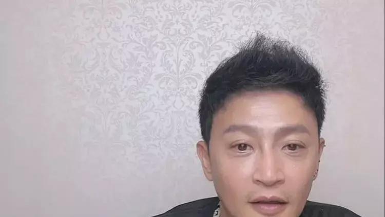 陈志朋|陈志朋戴着天珠，拿着1万元的折叠手机，开始卖方便面了！