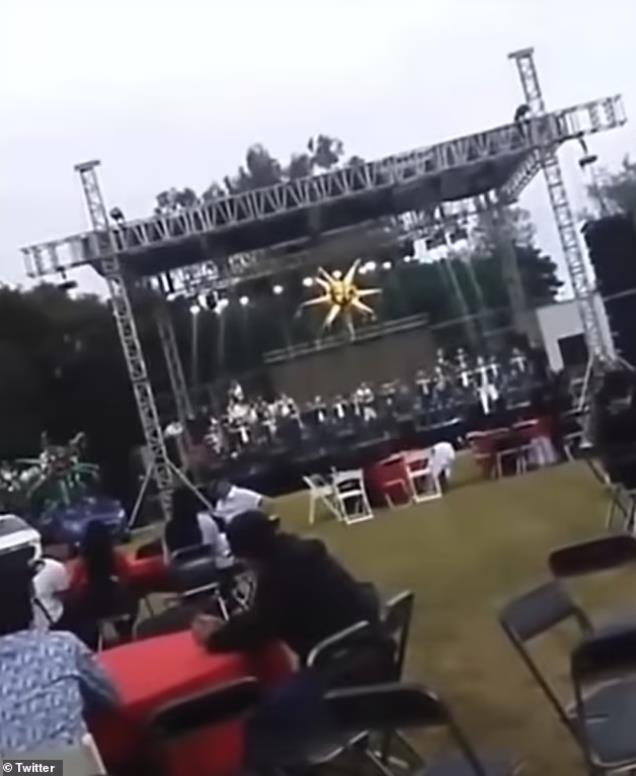 邪恶版圣诞老人?墨西哥贩毒集团沿街发放圣诞礼物,还受民众爱戴