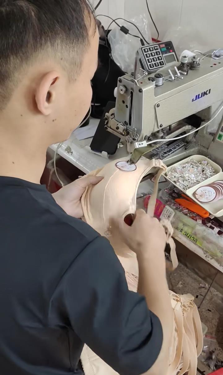 广东小伙缝纫机前缝女性内衣,年纪看着不大,动作娴熟行云流水