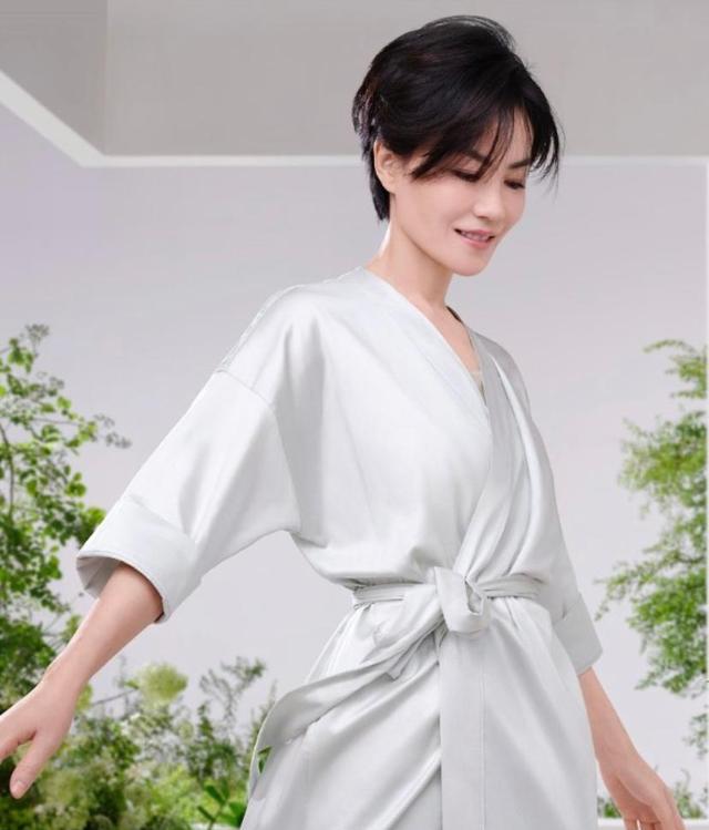 王菲|王菲52岁身材超好，代言费达3000万元，造型被称像仙女