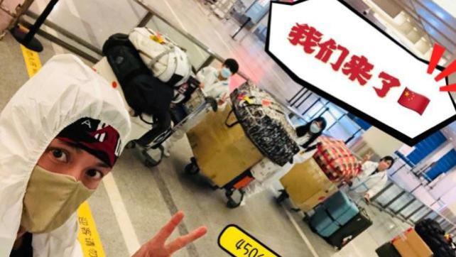 吴尊|吴尊一家新冠痊愈后，飞回文莱探亲，提6箱行李现身机场欢乐回家