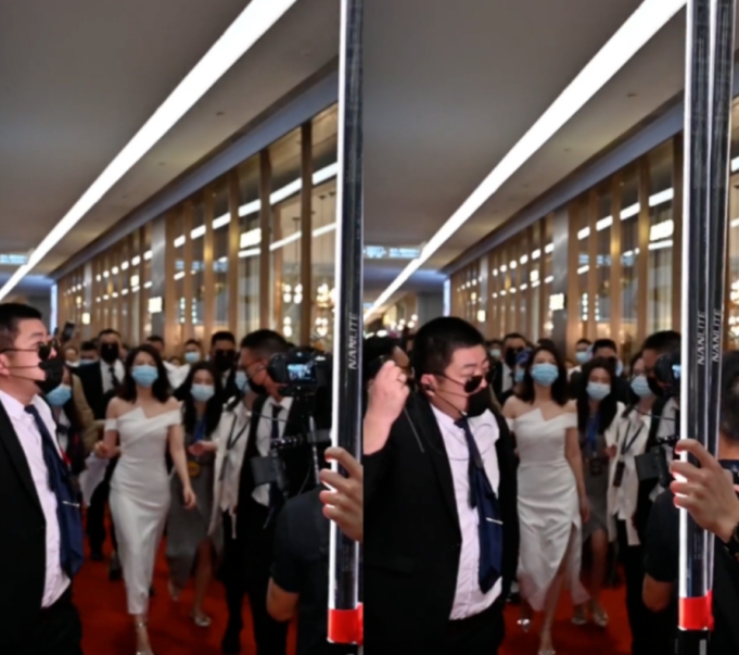 高圆圆|高圆圆生图好惊艳!脚踩恨天高走路扭胯,身边数名保镖气势非凡